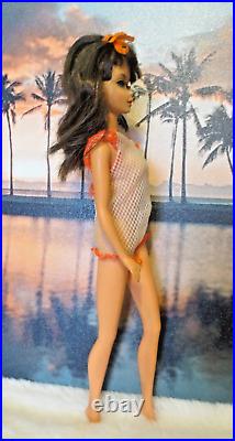 Gorgeous Vintage Brunette Twist N Turn TNT Barbie Doll Original Outfit