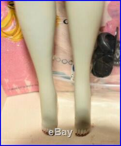 Vintage Ponytail Barbie # 3 Pale Ivory, Brown Eyeshadow, Boxed Japan on foot